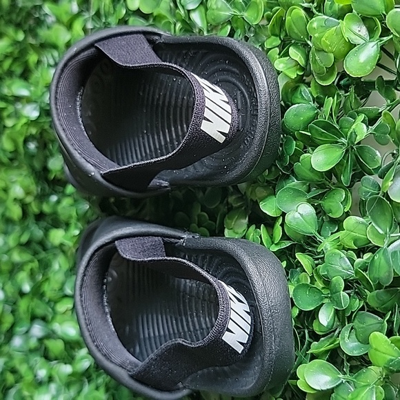 Nike Kids Black Slide Sandals - Picture 2 of 5